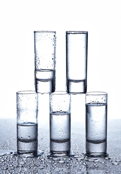 Una fila di occhiali per vodka — Foto Stock