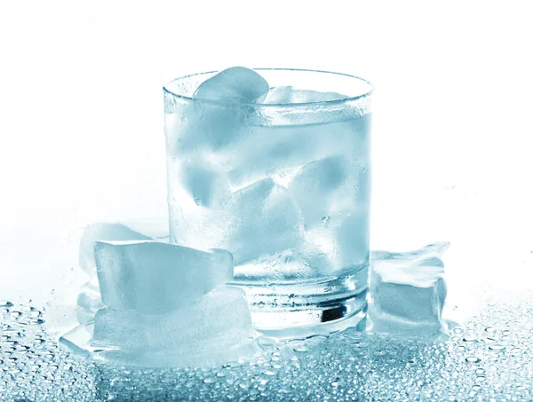 Água e gelo em vidro — Fotografia de Stock