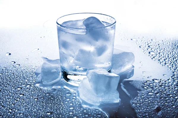 Agua y hielo en vidrio — Foto de Stock