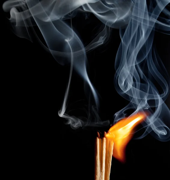 Streichhölzer mit Feuer — Stockfoto
