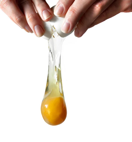 Handen breken een ei. — Stockfoto