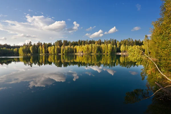 日当たりの良い秋の湖 — ストック写真