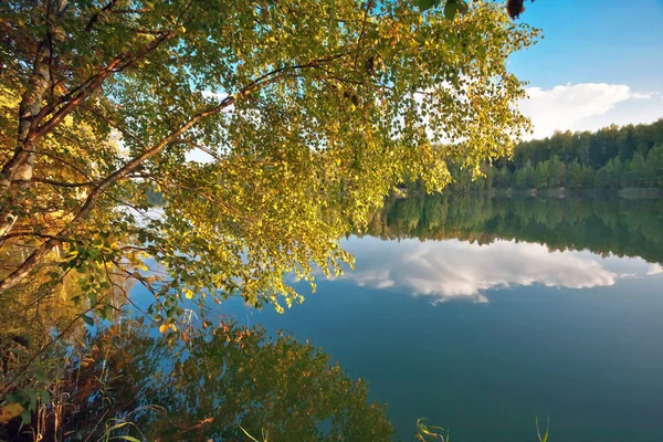 ทะเลสาบฤดูใบไม้ร่วงแดด — ภาพถ่ายสต็อก