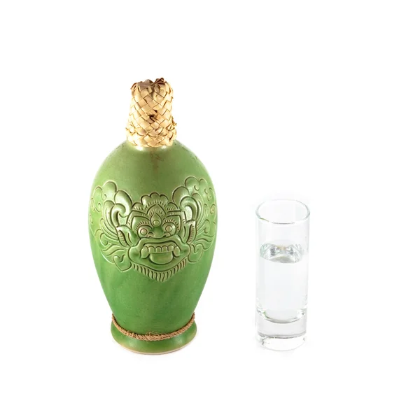 Балийская керамическая бутылка водки и стакан — стоковое фото