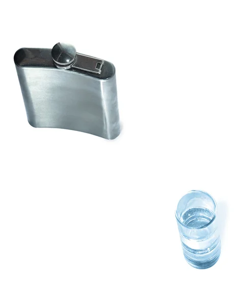 Kolv av vodka och ett glas — Stockfoto