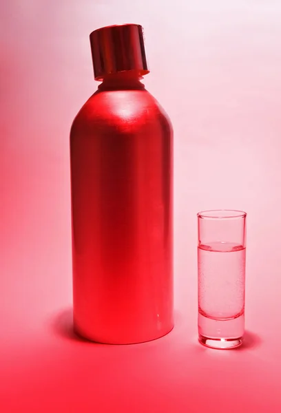 Μπουκάλι αλουμινίου και ένα νεροπότηρο — Φωτογραφία Αρχείου