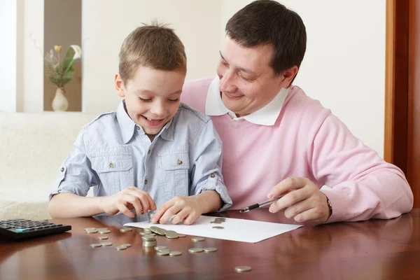 Pai treinando o filho para as finanças — Fotografia de Stock