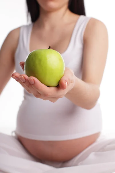 Mujer embarazada con manzana — Foto de Stock