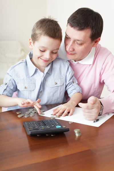 Padre entrenando al hijo para las finanzas —  Fotos de Stock