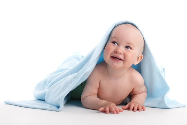Hermoso bebé bajo la toalla — Foto de Stock