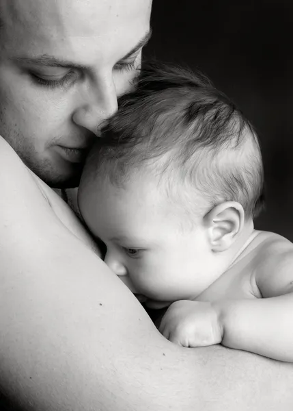 赤ちゃんと一緒に美しい絵パパ — ストック写真