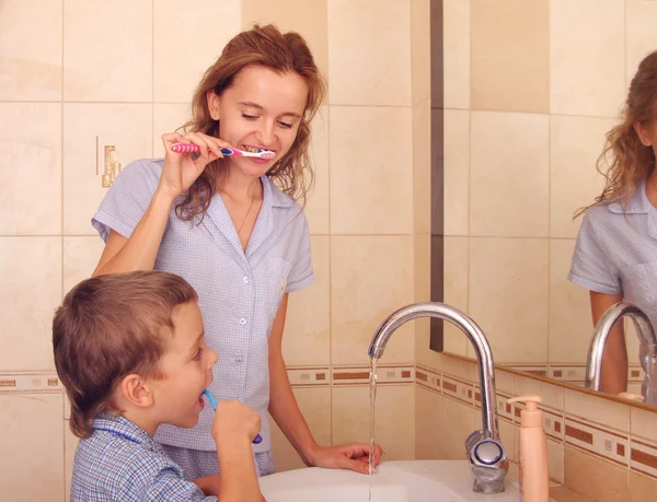 Dziecko z mamą czyszczenia zębów — Zdjęcie stockowe