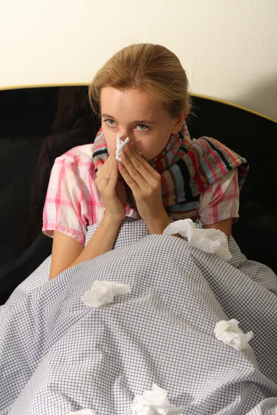 Mulher gelada na cama — Fotografia de Stock