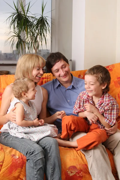 Счастливая семья дома на диване 5 — стоковое фото