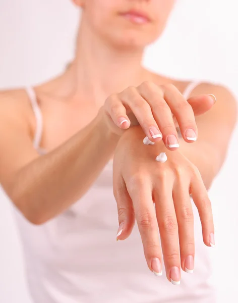 La donna mette una crema per belle mani — Foto Stock
