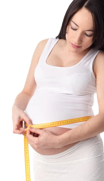 Femme enceinte mesurant une taille — Photo