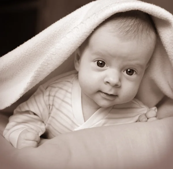 Bebek battaniye altında — Stok fotoğraf