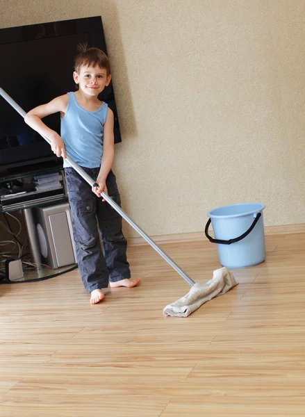 Παιδί πλύσιμο πάτωμα — Φωτογραφία Αρχείου