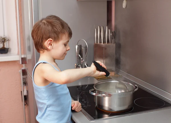 儿童烹饪粥 — 图库照片