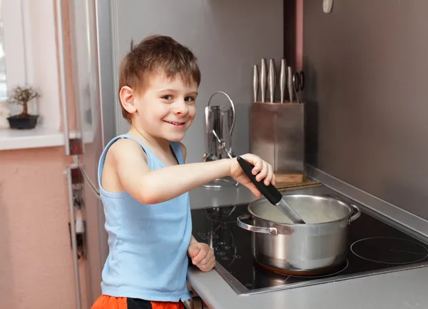 Dítě vaření kaše — Stock fotografie