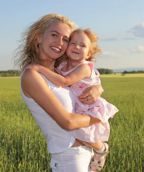 Gelukkige moeder met dochter — Stockfoto