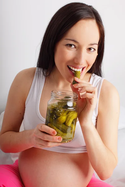 Gravid kvinna äta saltgurka — Stockfoto