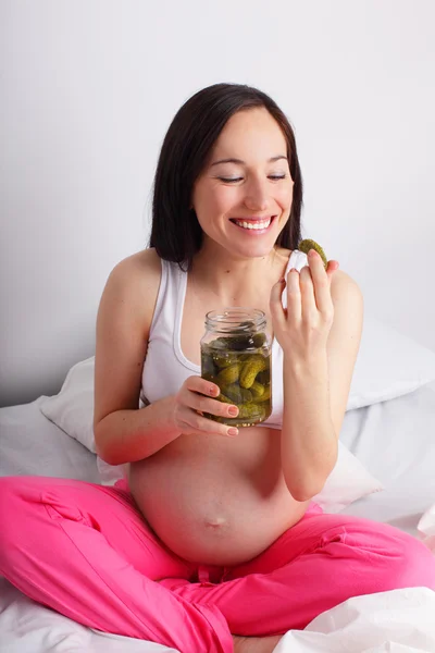 Mulher grávida comendo picles — Fotografia de Stock