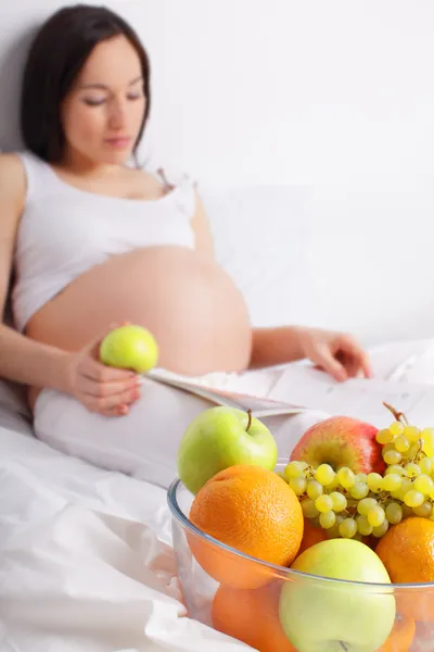 Těhotná žena s ovocem — Stock fotografie
