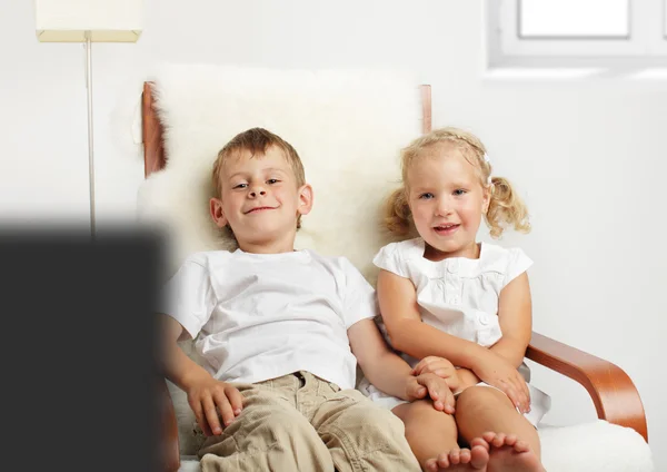 Bambini che guardano la TV — Foto Stock