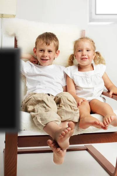 Barn tittar på tv — Stockfoto