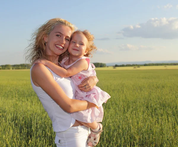 Glückliche Mutter mit Tochter — Stockfoto