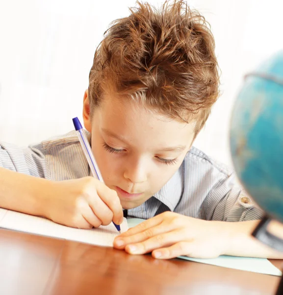 Junge macht Hausunterricht — Stockfoto