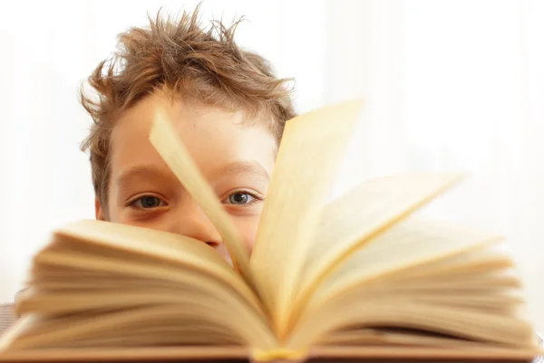 Pojke med bok — Stockfoto