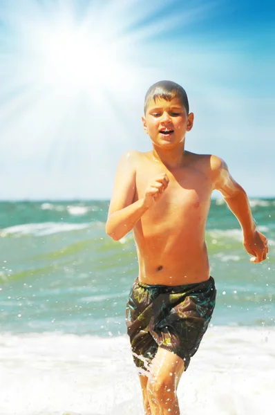 Menino alegre em uma costa oceânica — Fotografia de Stock