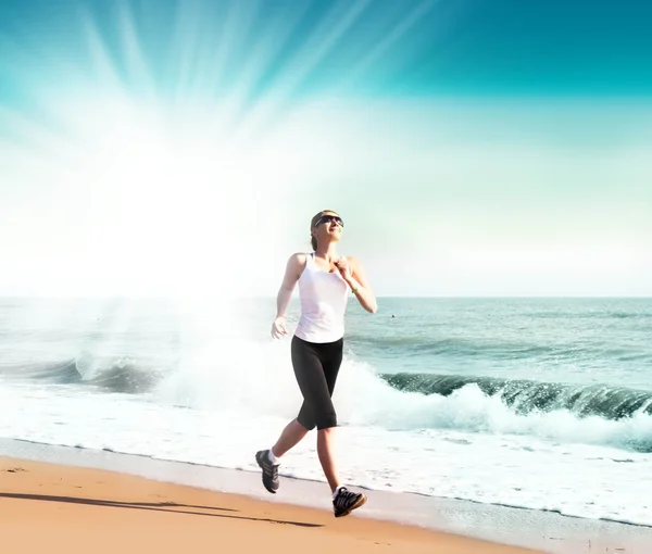 Νεαρή γυναίκα που τρέχει στην παραλία — Φωτογραφία Αρχείου