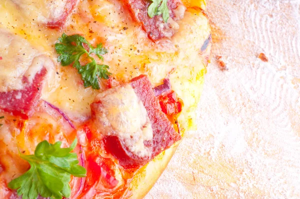 Ost och tomatsås pizza — Stockfoto