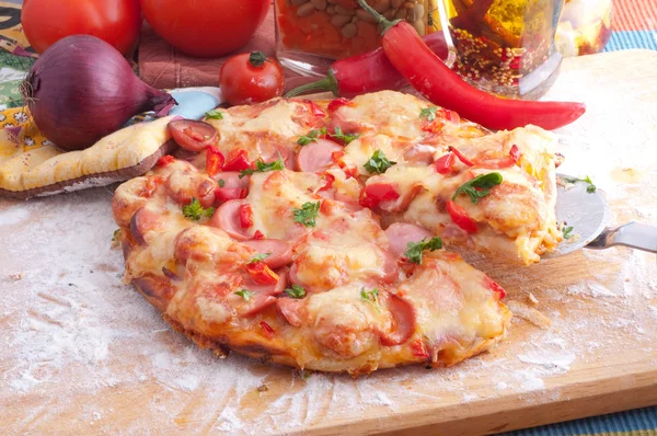 Pizza z serem i pomidorem — Zdjęcie stockowe