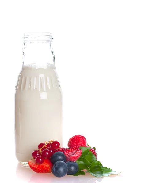 Клубника с молоком — стоковое фото