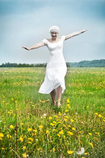 Молодая красивая женщина на поле — стоковое фото