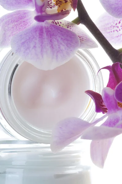 Крем для лица и цветок орхидеи — стоковое фото