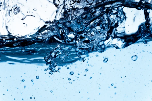 Sauberes Wasser spritzt — Stockfoto