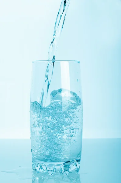Ποτήρι νερό χύτευσης — Φωτογραφία Αρχείου
