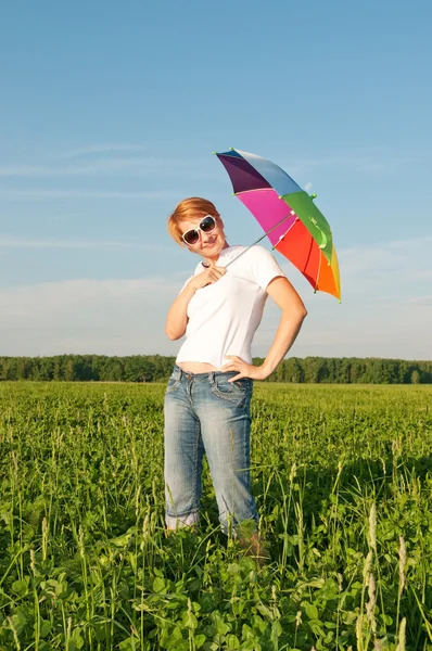 Дівчина під блакитним небом з парасолькою — стокове фото