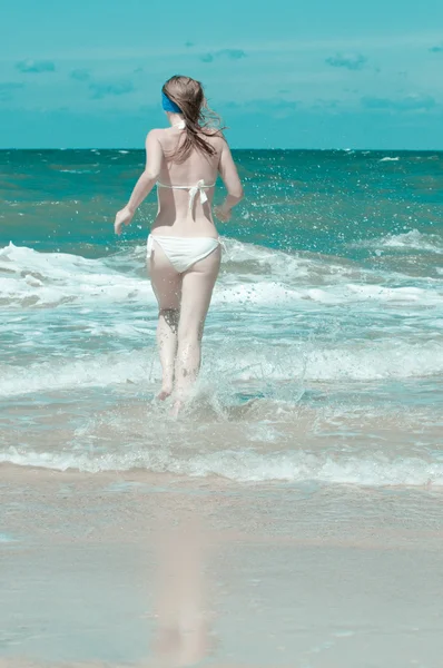 해변의 아름다운 여인 — 스톡 사진