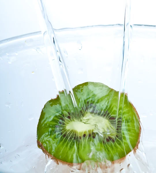 Kiwi do plusk wody — Zdjęcie stockowe
