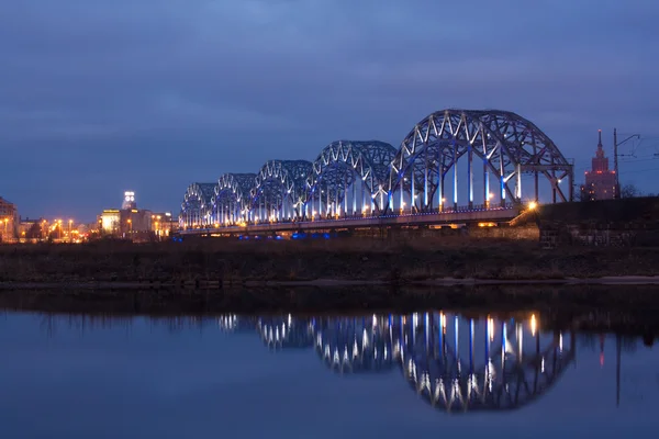 Nacht rivier met bridge — Stockfoto
