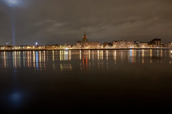 Gece nehir ve şehir — Stok fotoğraf
