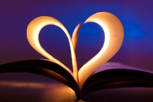 Libro abierto en forma de corazón — Foto de Stock