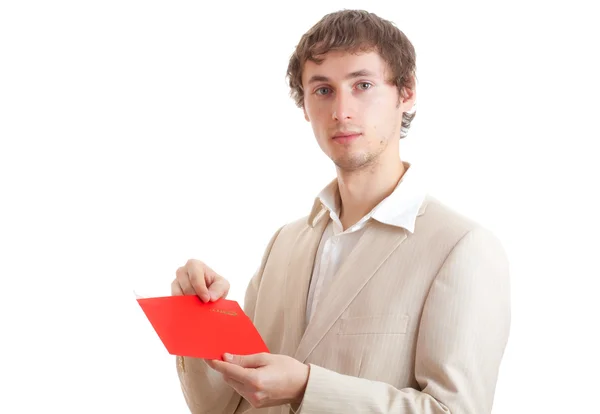 Homme tenant une lettre rouge — Photo