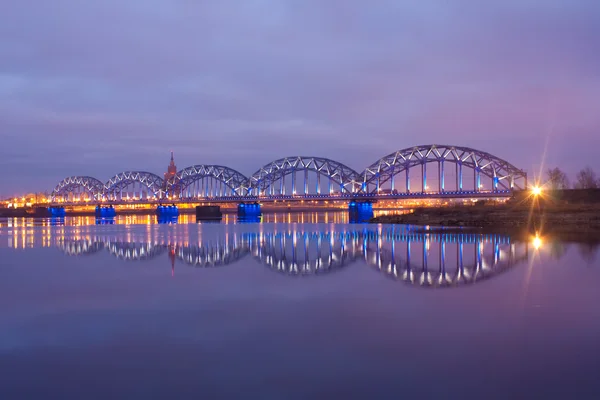 Nachtfluss mit Brücke — Stockfoto